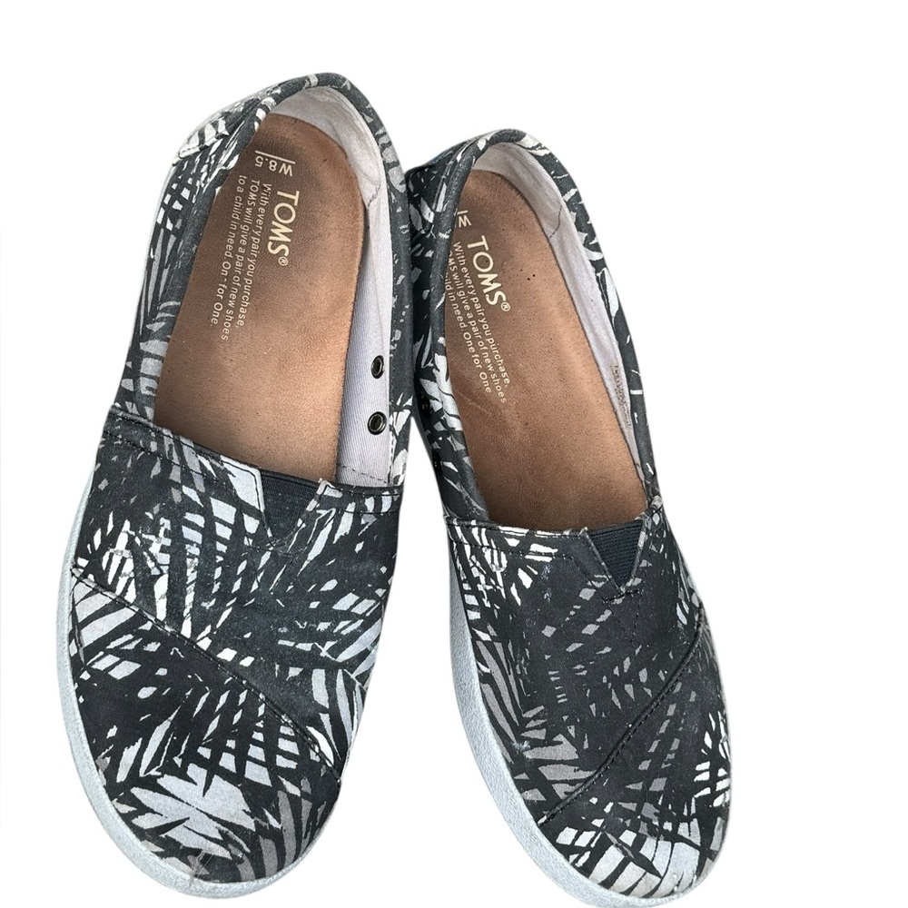 TOMS Women's Black/White Slip-On sneaker Shoes size 8.5